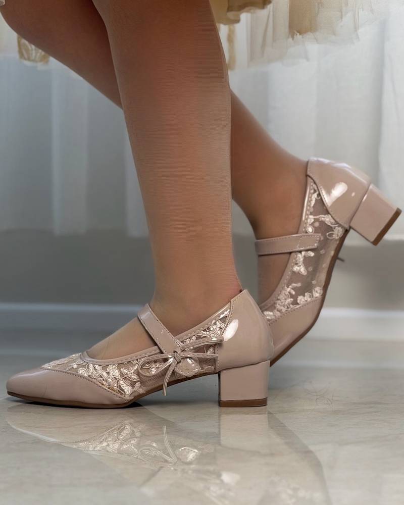 Girls' shoes with a medium heel and lace details