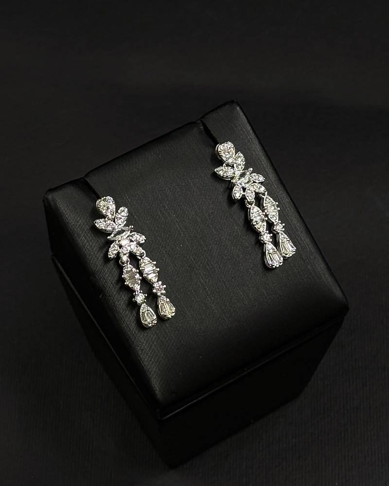 Accessory set with a dangling crystal design