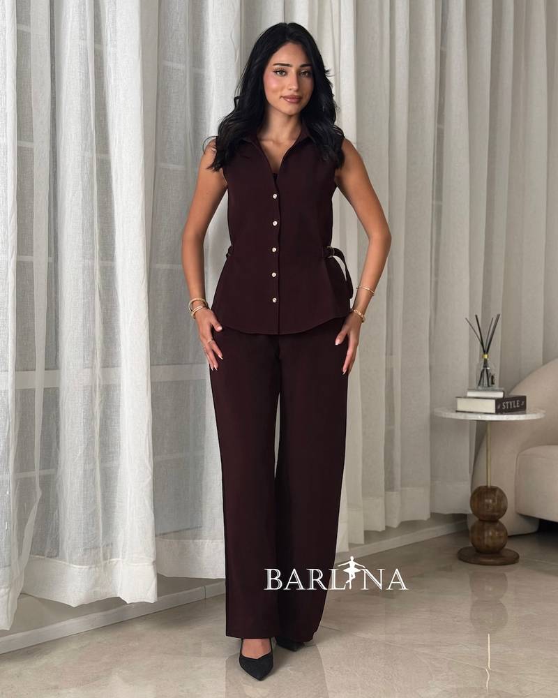 Elegant formal suit with a smooth cut and side details
