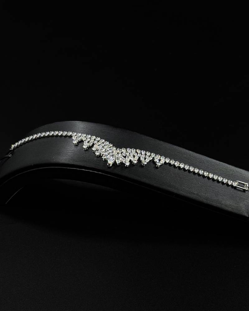 Accessory set with a prominent central pendant