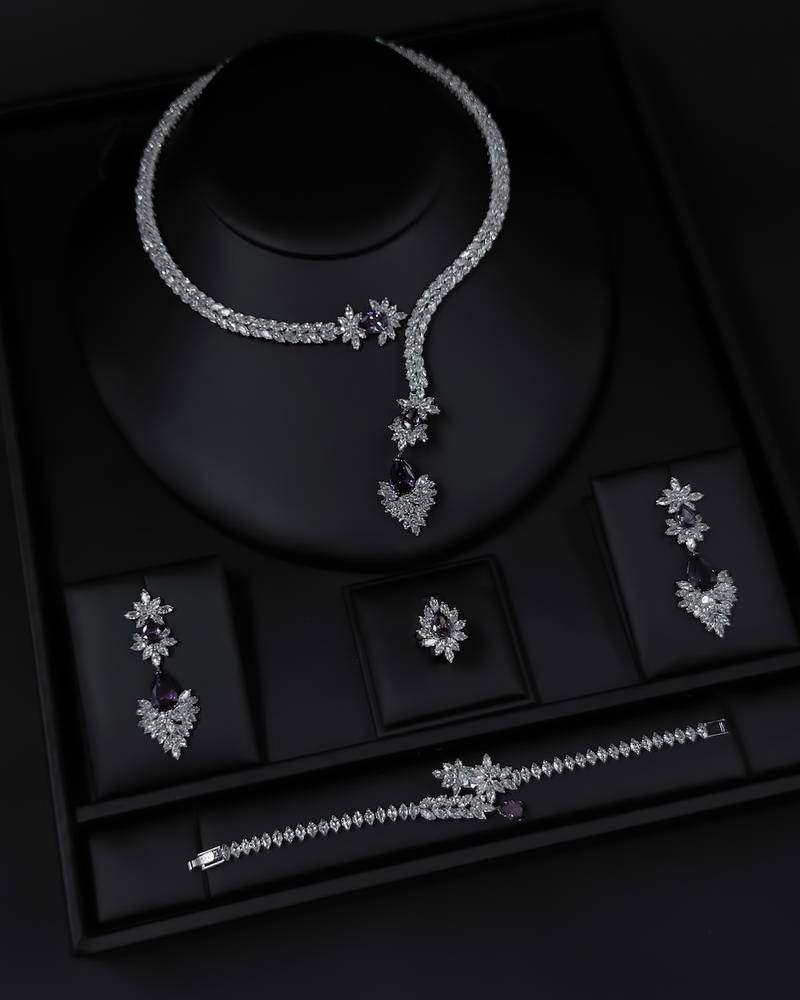 Accessory set with a pink stone in a twisted design