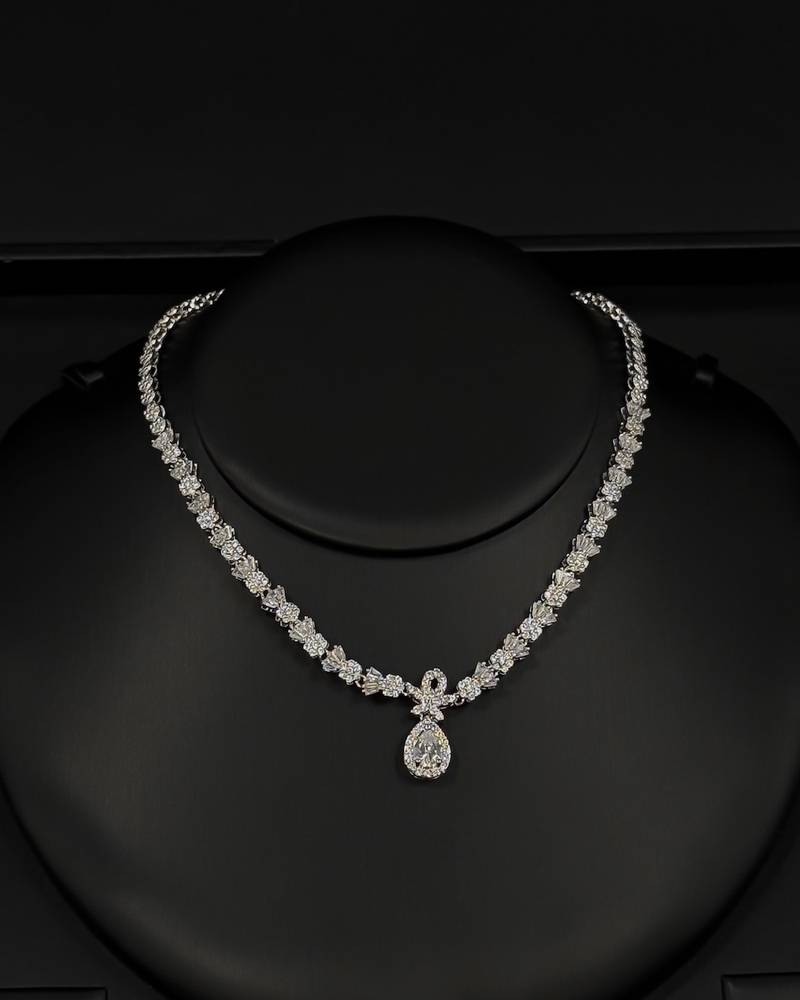 Classic design accessory set with a teardrop pendant