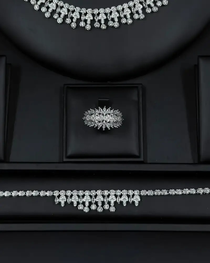Double-layered accessory set with a dangling design
