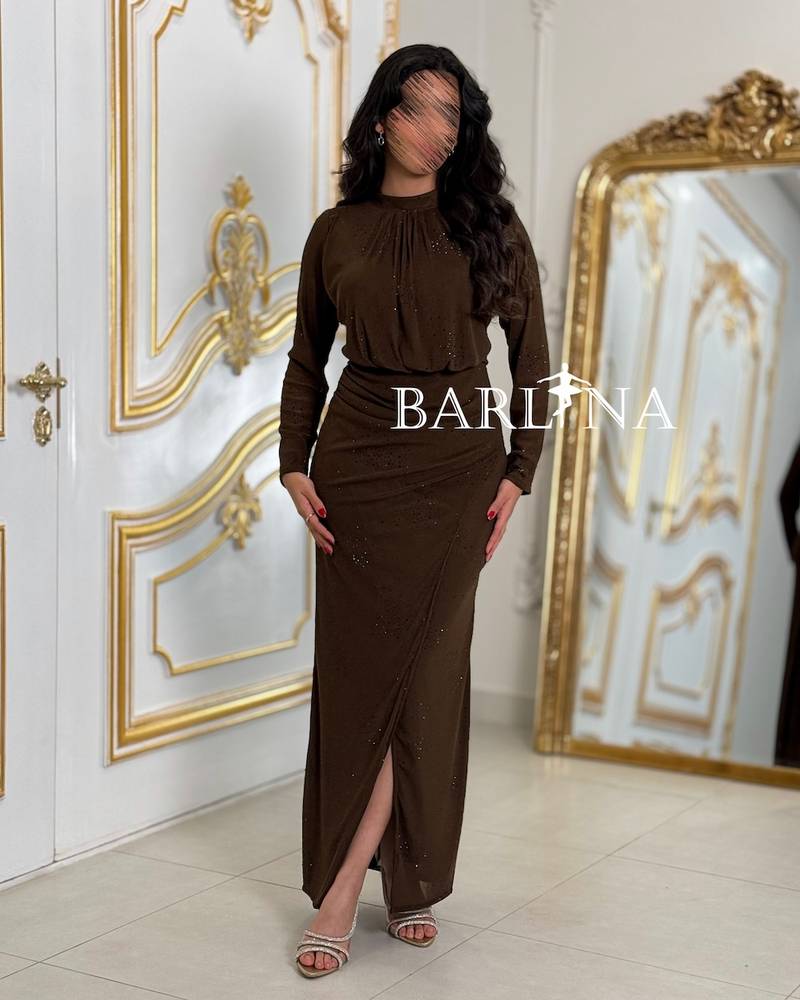 Elegant brown dress with a slit and straight cut