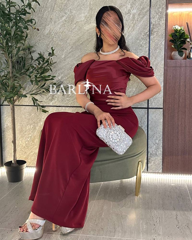 Elegant burgundy evening dress with a tight design