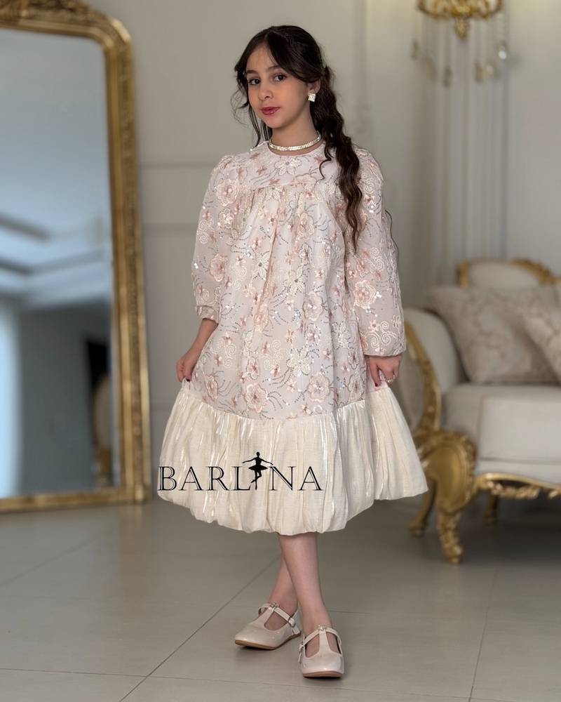 Girls' dress with a loose design and sparkly embroidery