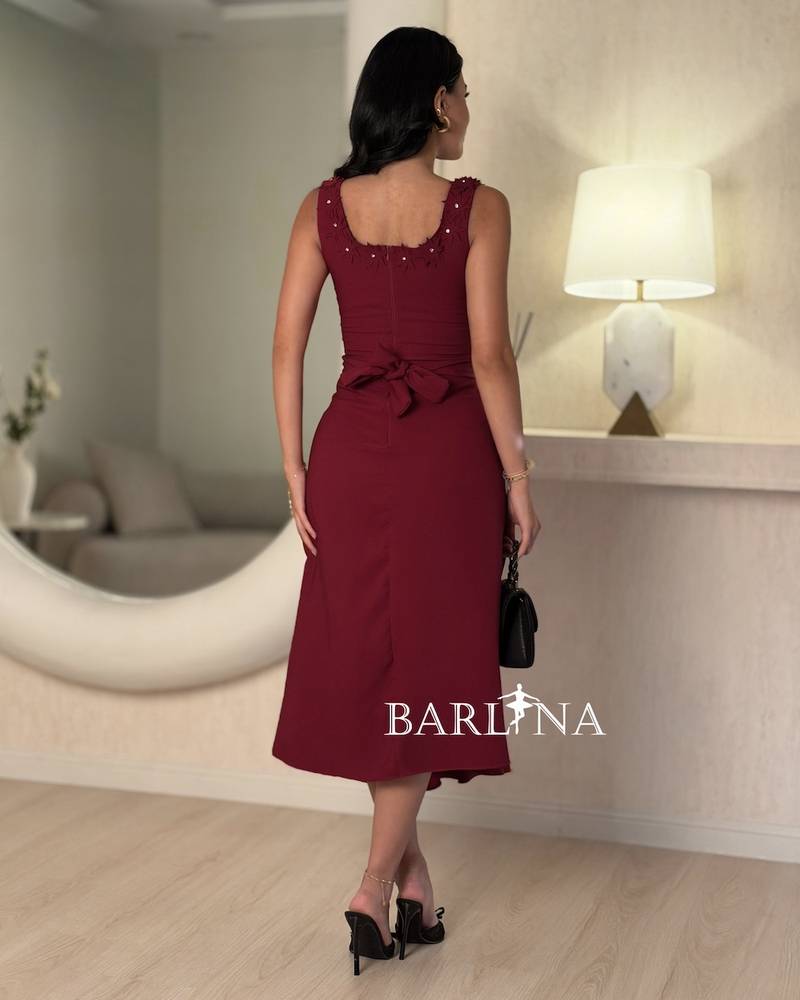 Midi dress with rose embroidery on the collar