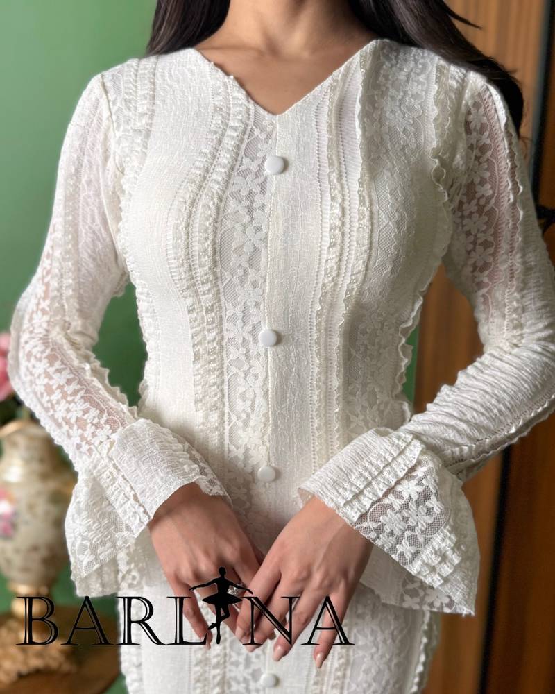 Long-sleeved lace dress