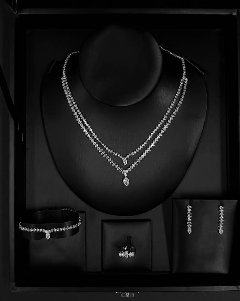 A soft and elegant two-layer accessory set