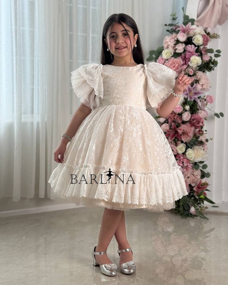 Off-white girls' dress with ruffled sleeves