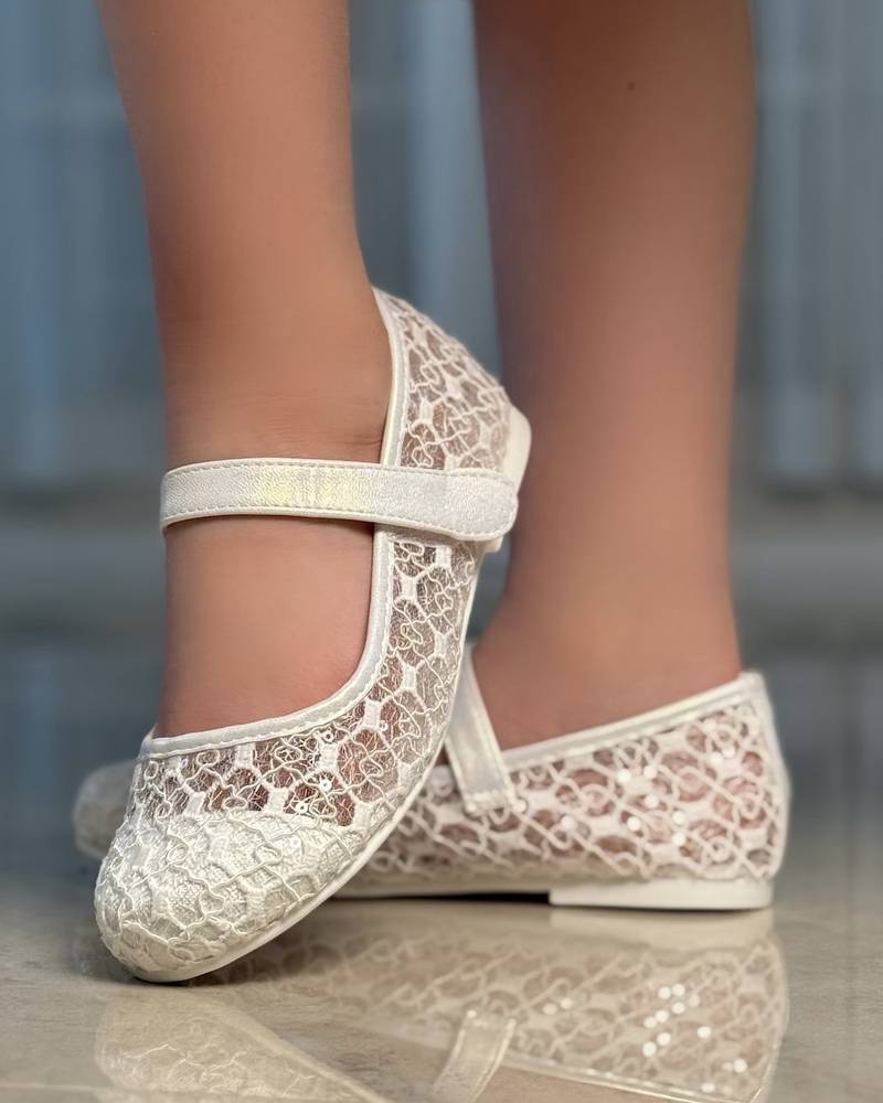 Girls' shoes with a soft lace design