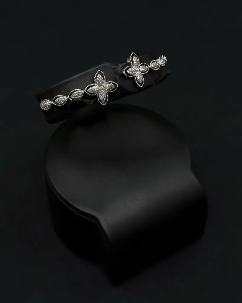Stylish bracelet and ring with a sparkling star design