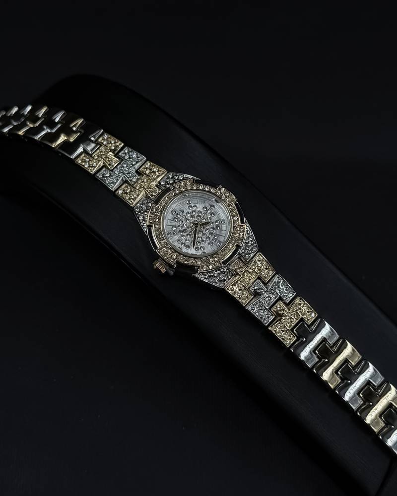 Elegant women's watch adorned with sparkling gemstones