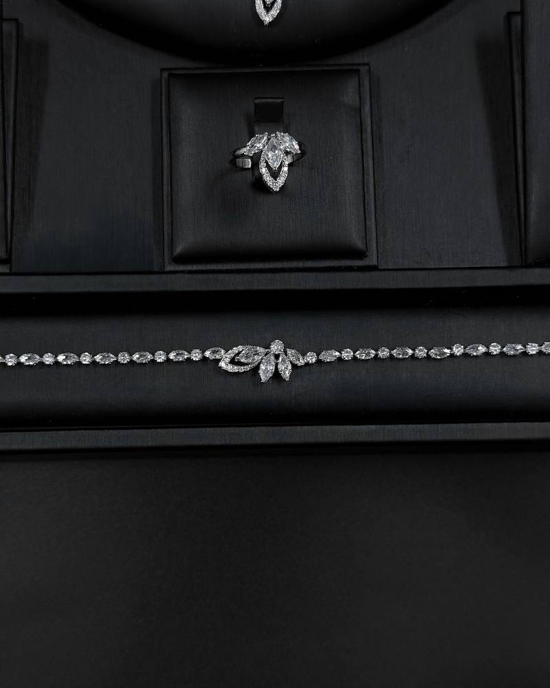 Elegant accessory set with a long delicate pendant