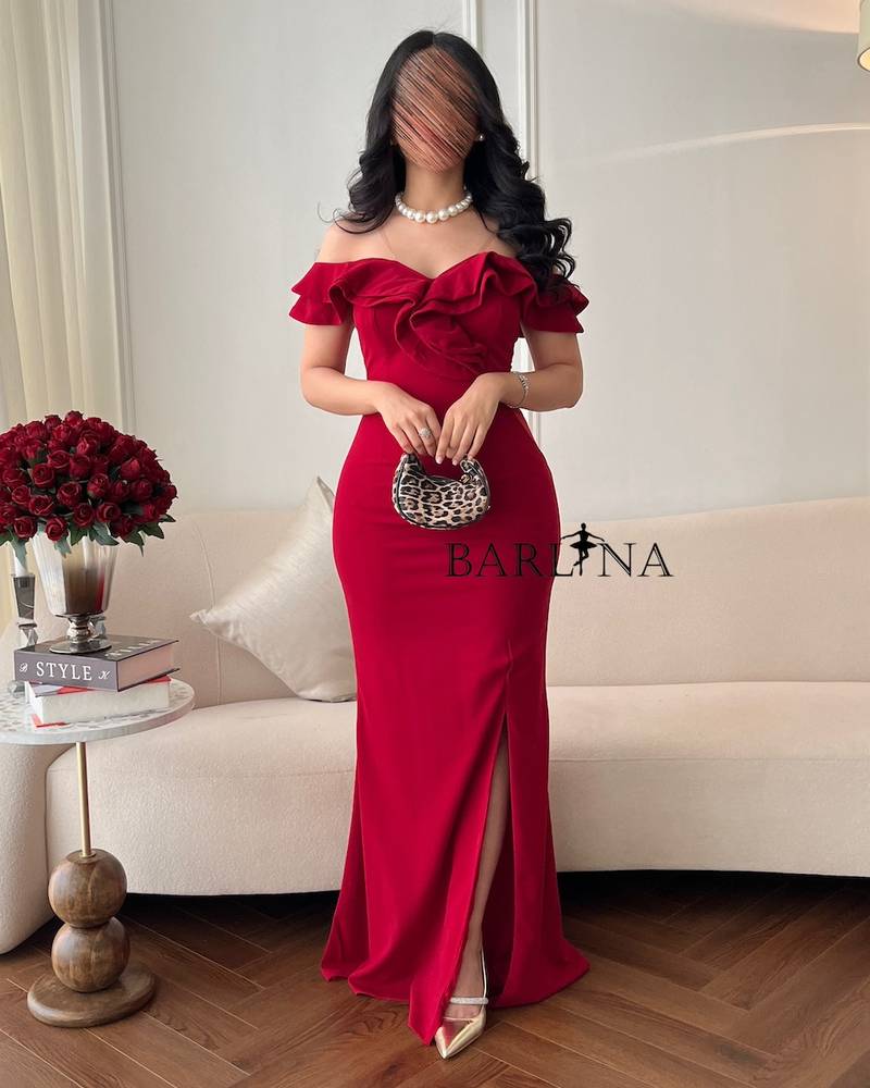 Elegant red crepe dress with a fitted cut
