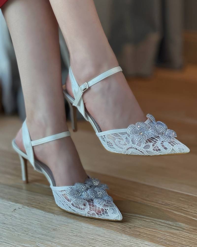 Lace heel adorned with 3D flowers