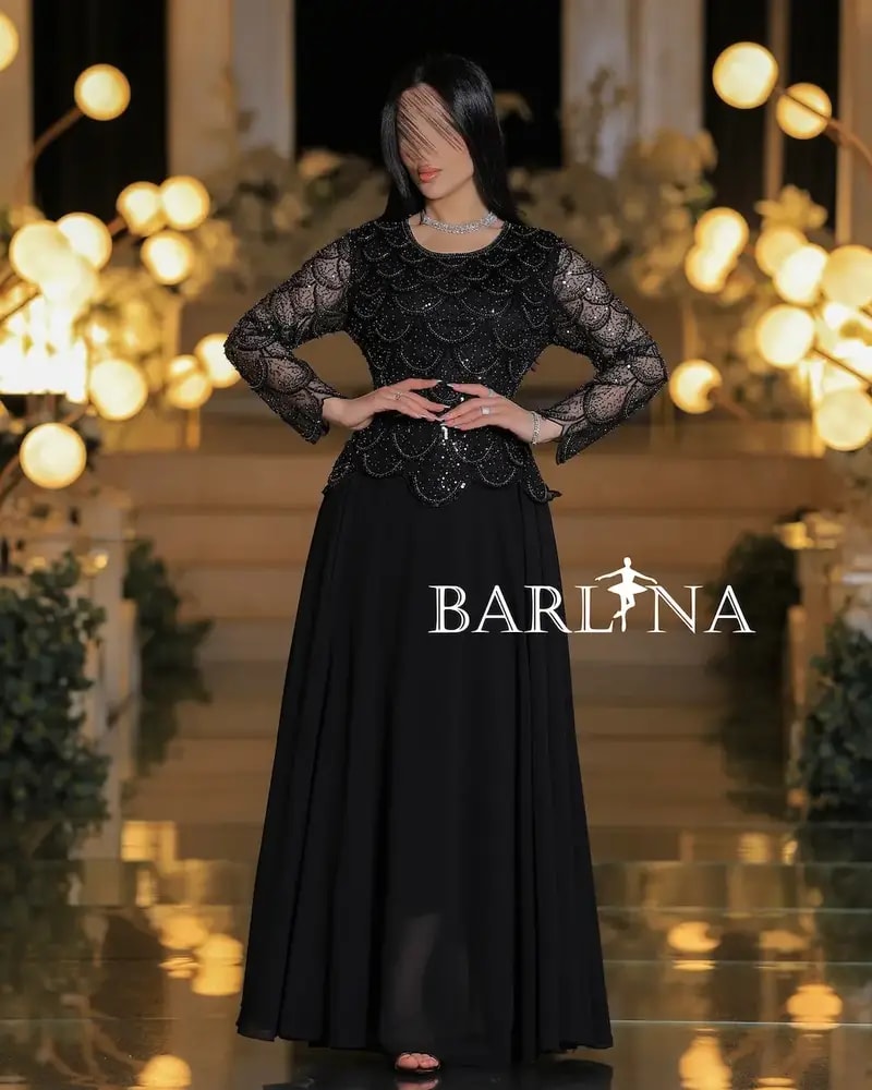 Luxurious evening dress with shimmering embroidery