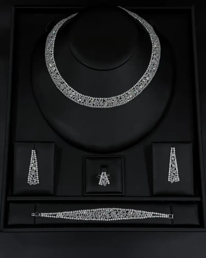 Elegant round accessory set studded with crystals