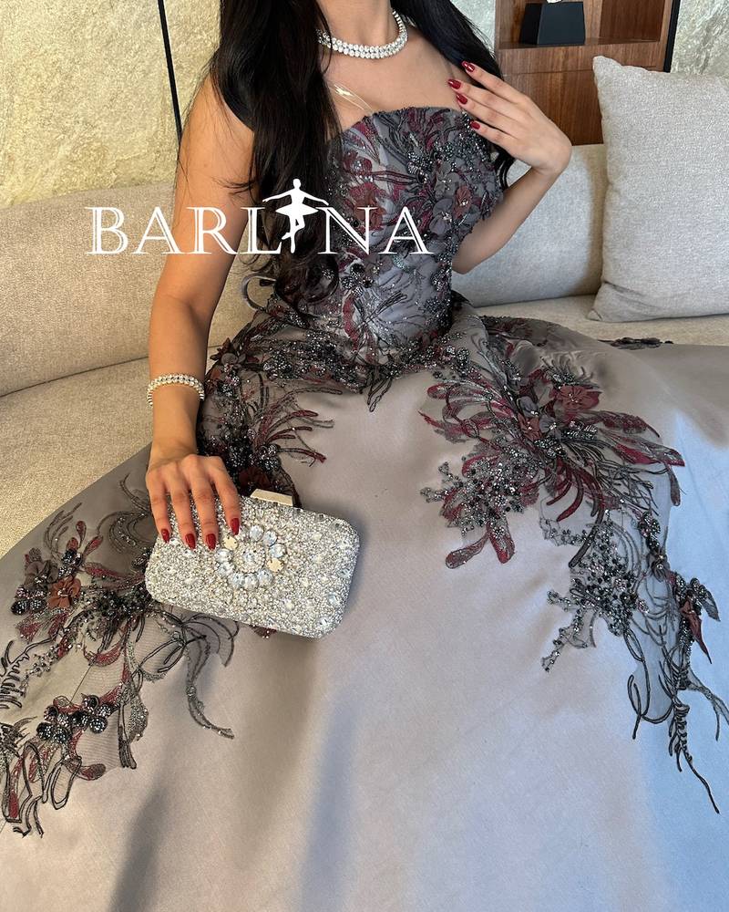 فستان سهرة رمادي بزخارف عنابية