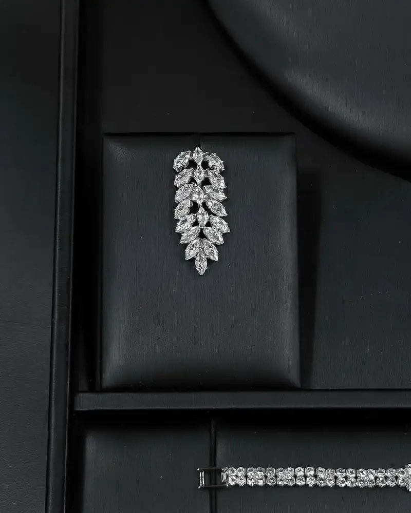 Accessory set in the shape of interlocking leaves