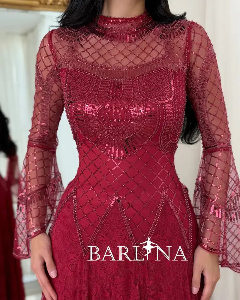 Evening dress with shimmering embroidery and elegant patterns