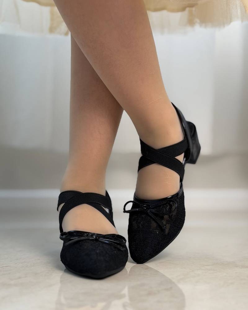 Girls' shoes with a medium heel and lace
