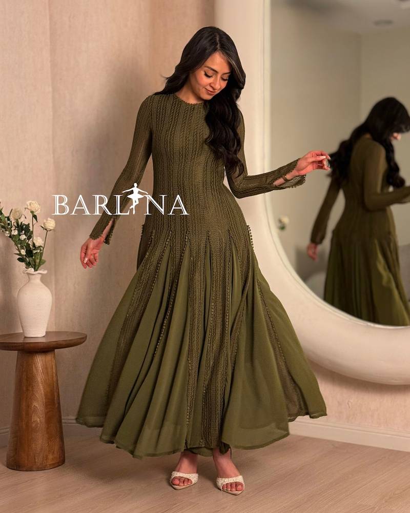 Long-sleeved dress with a wide flared cut