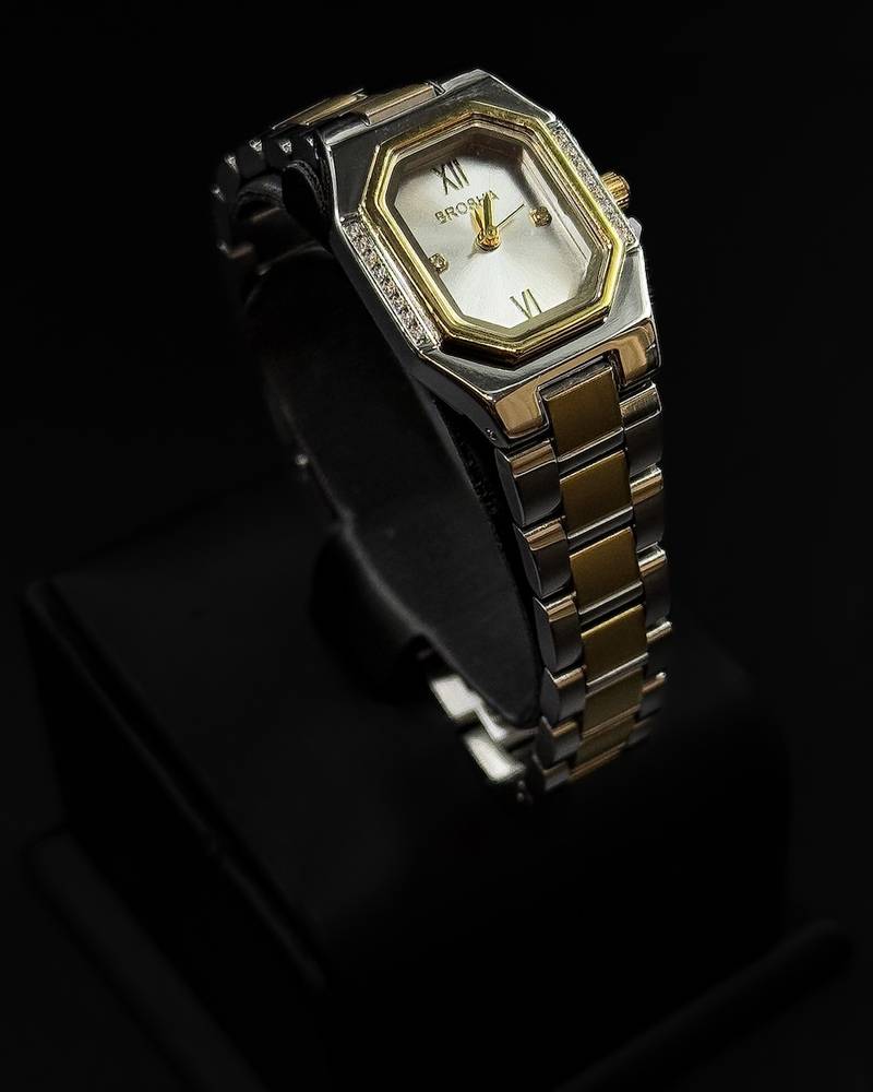 A stylish everyday wristwatch with a geometric design