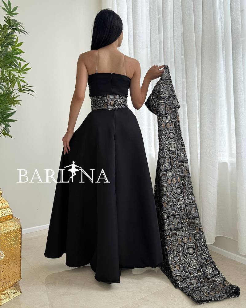 Black jalabiya with sleeves decorated with traditional embroidery