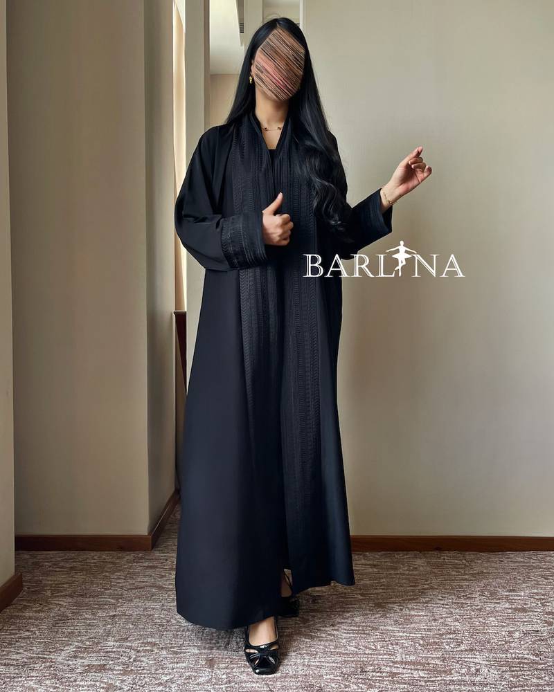 Elegant black abaya embroidered with longitudinal embroidery