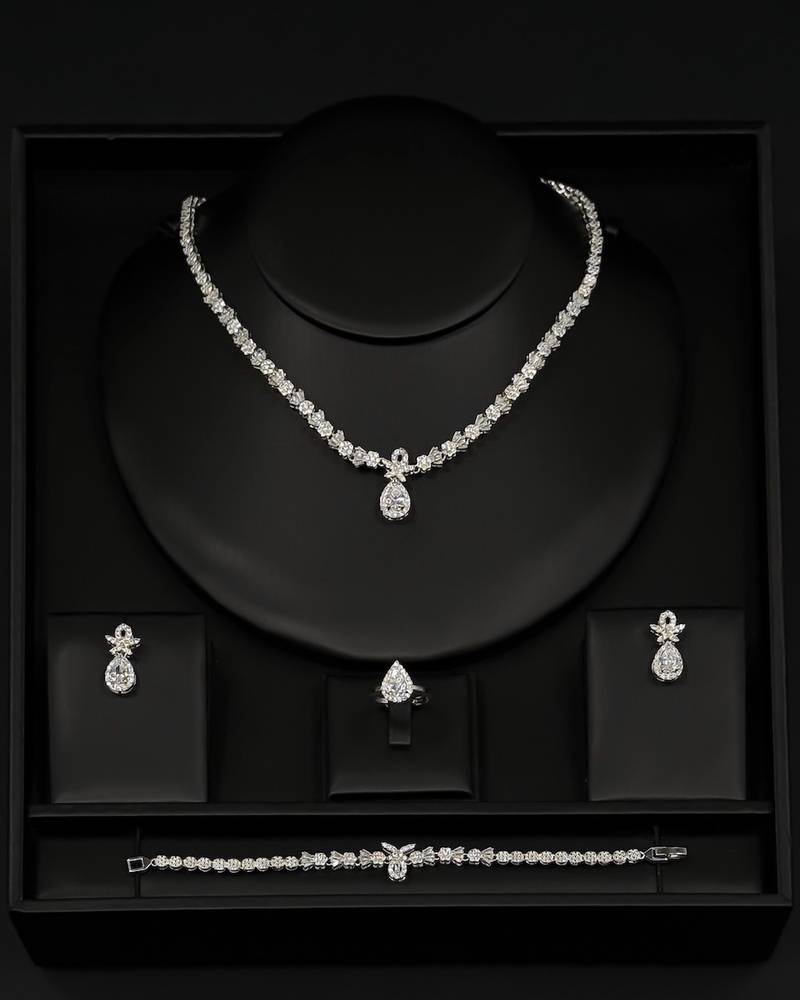 Classic design accessory set with a teardrop pendant