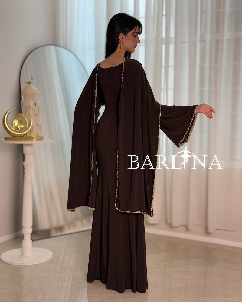 Brown dress with a wide design and cape sleeves