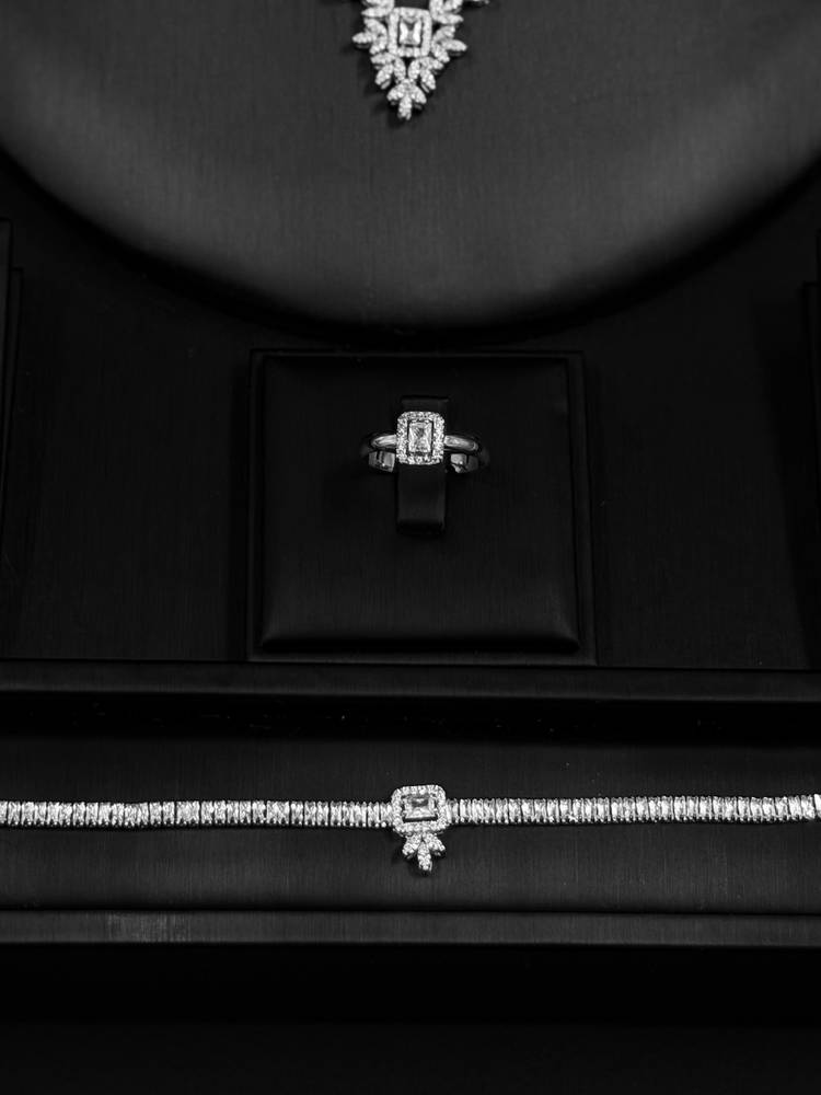 Luxurious two-tiered accessory set