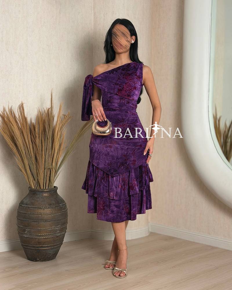 One-shoulder dress with a side knot on the shoulder