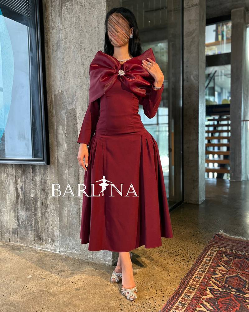 Burgundy dress with large bow and midi cut