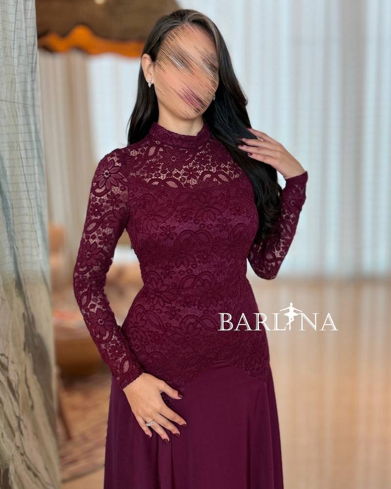 Long burgundy dress with a high lace collar