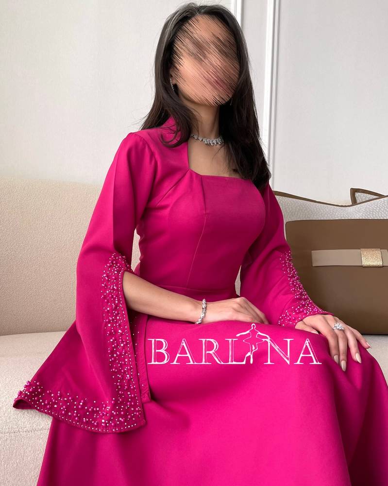 Fuchsia dress with open sleeves decorated with lobes and pearls