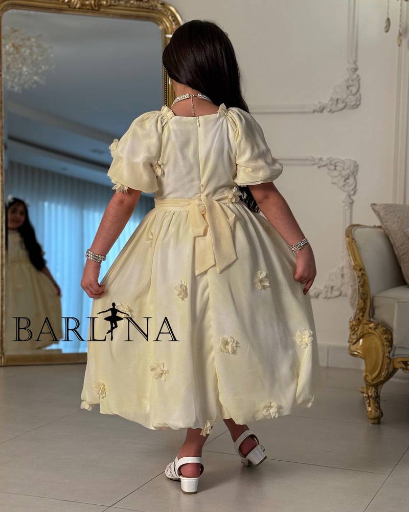 Girls' dress with a belt decorated with flowers