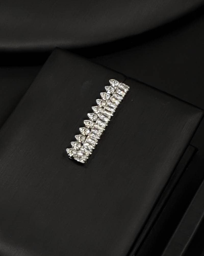 An accessory set with an elegant design and smooth lines.