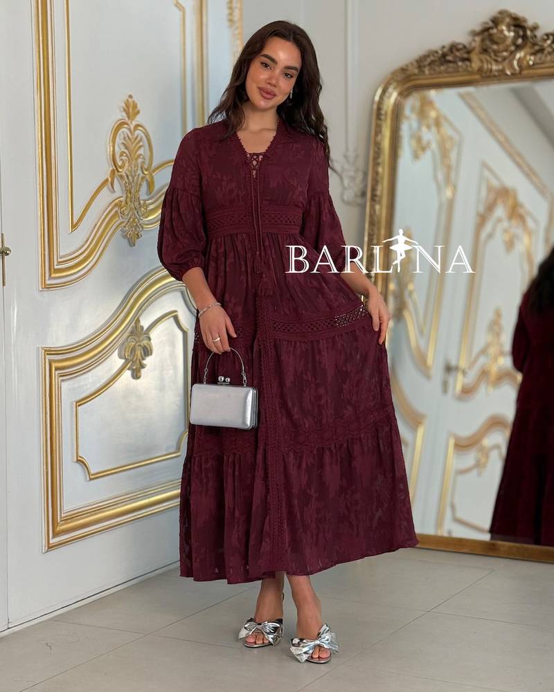 A burgundy dress with a comfortable fit and delicate details.