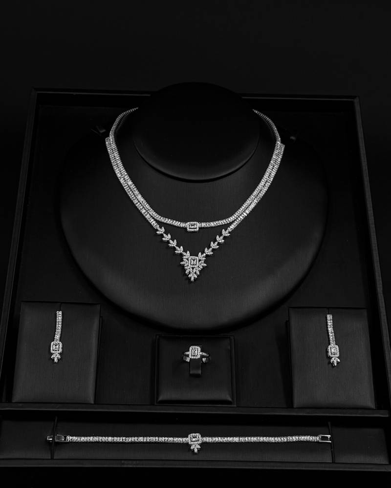 Luxurious two-tiered accessory set