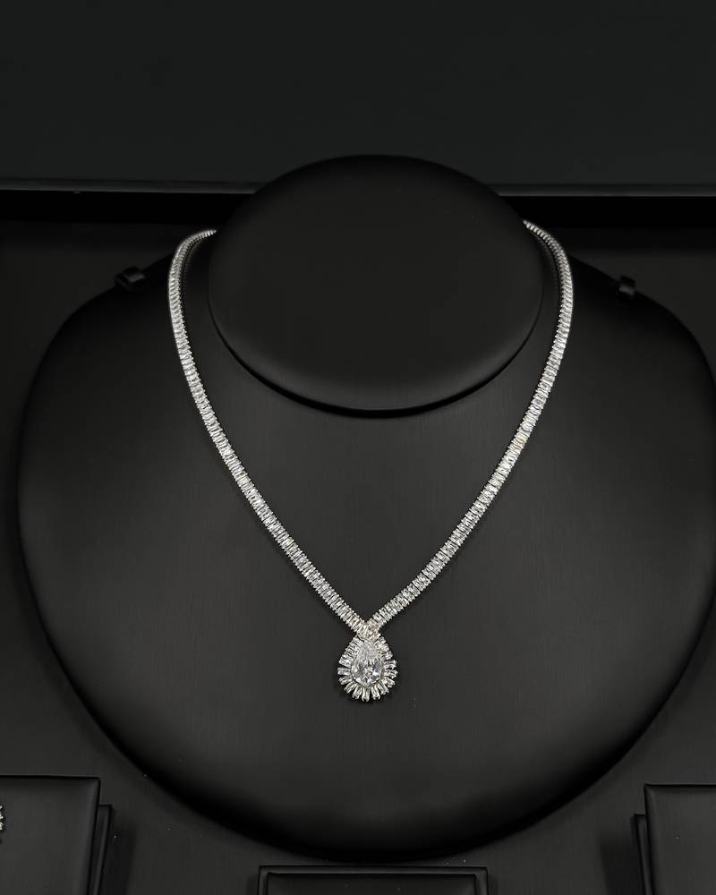 Accessory set with a tennis necklace ending in a teardrop