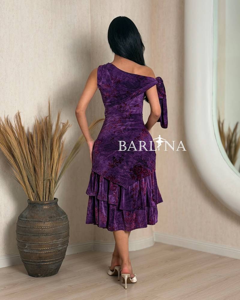 One-shoulder dress with a side knot on the shoulder