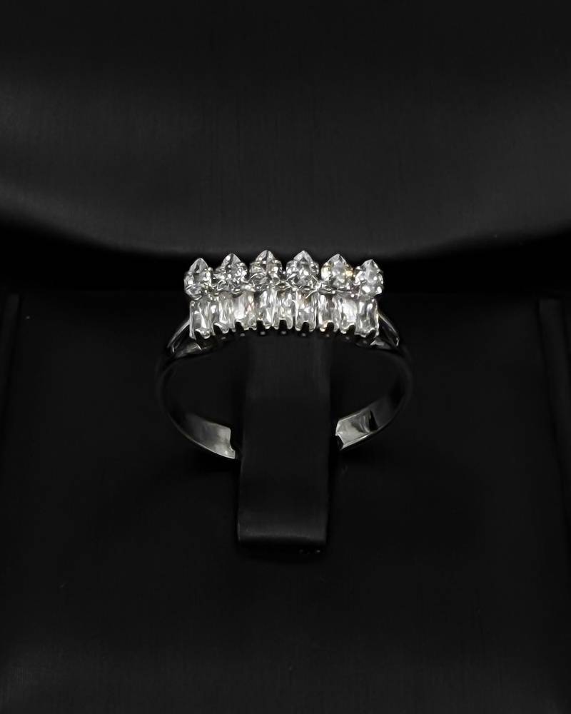 An accessory set with an elegant design and smooth lines.