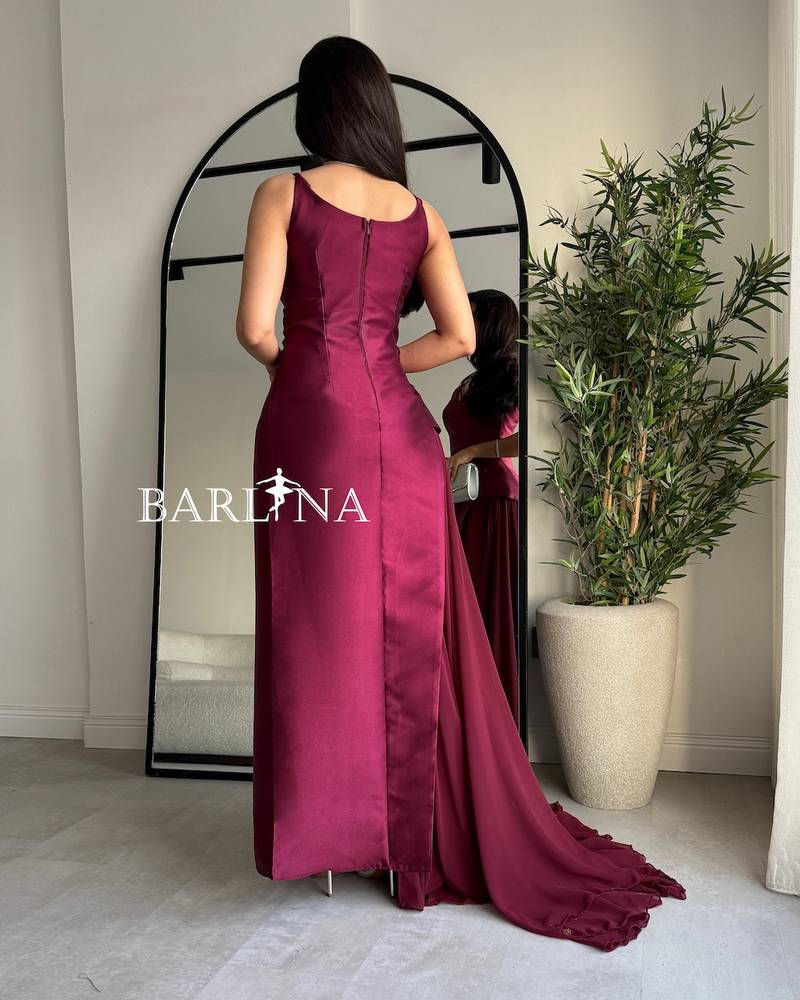 Burgundy dress with a narrow waist