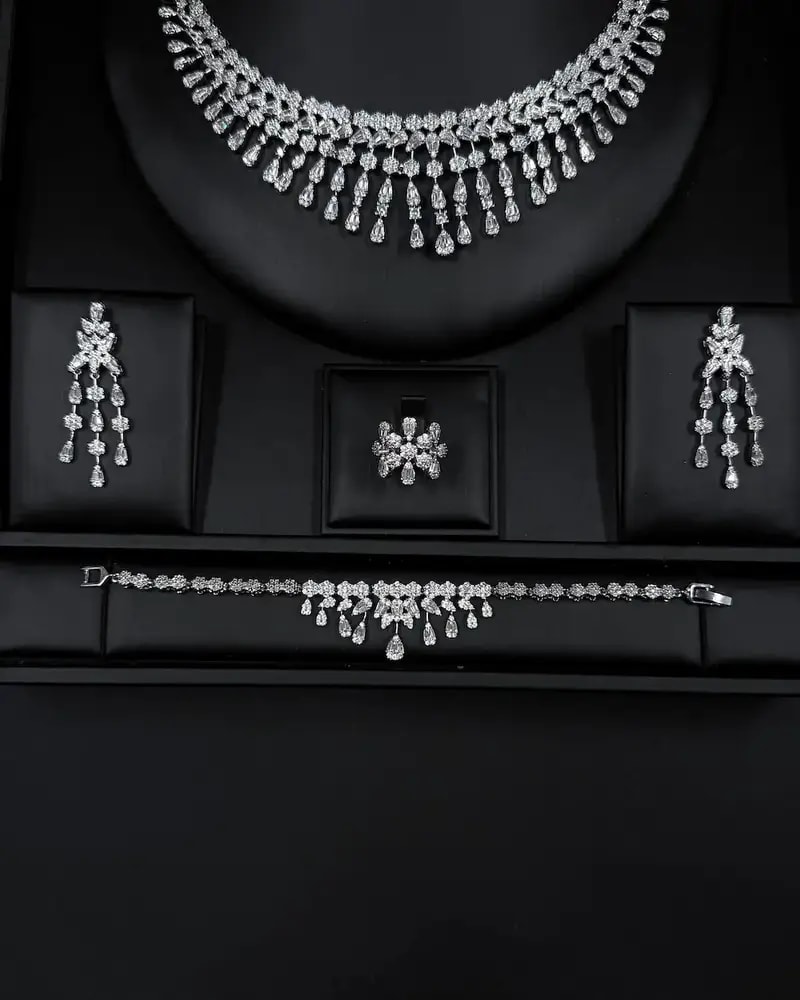 Gradient design accessory set with sparkling stones