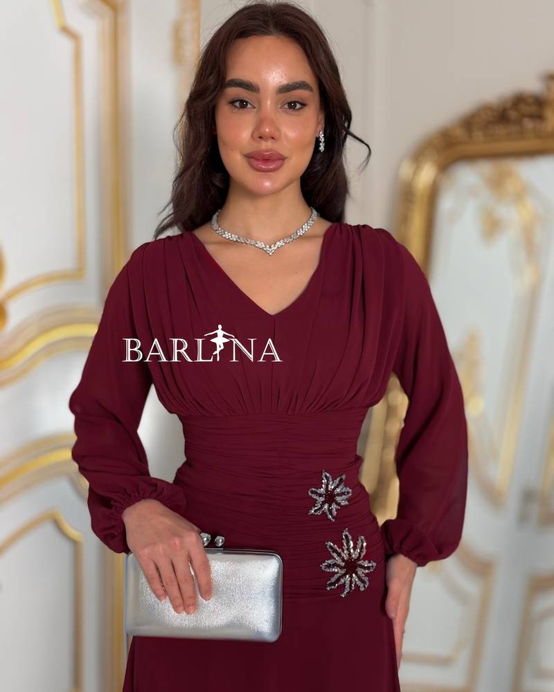 فستان عنابي بخصر مزموم وتطريز جانبي