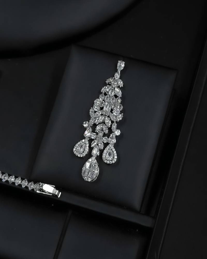 Luxurious accessory set with a royal design