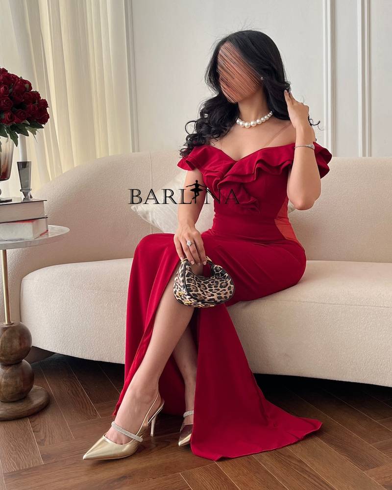 Elegant red crepe dress with a fitted cut
