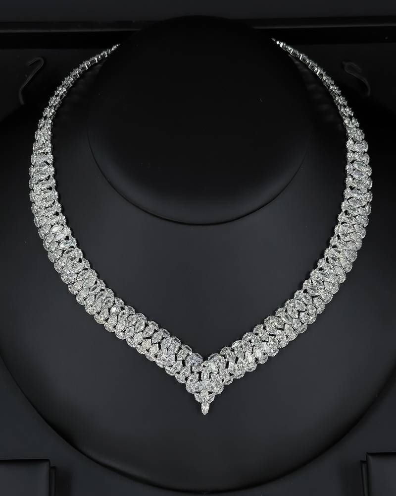 A classic accessory set with luxurious details